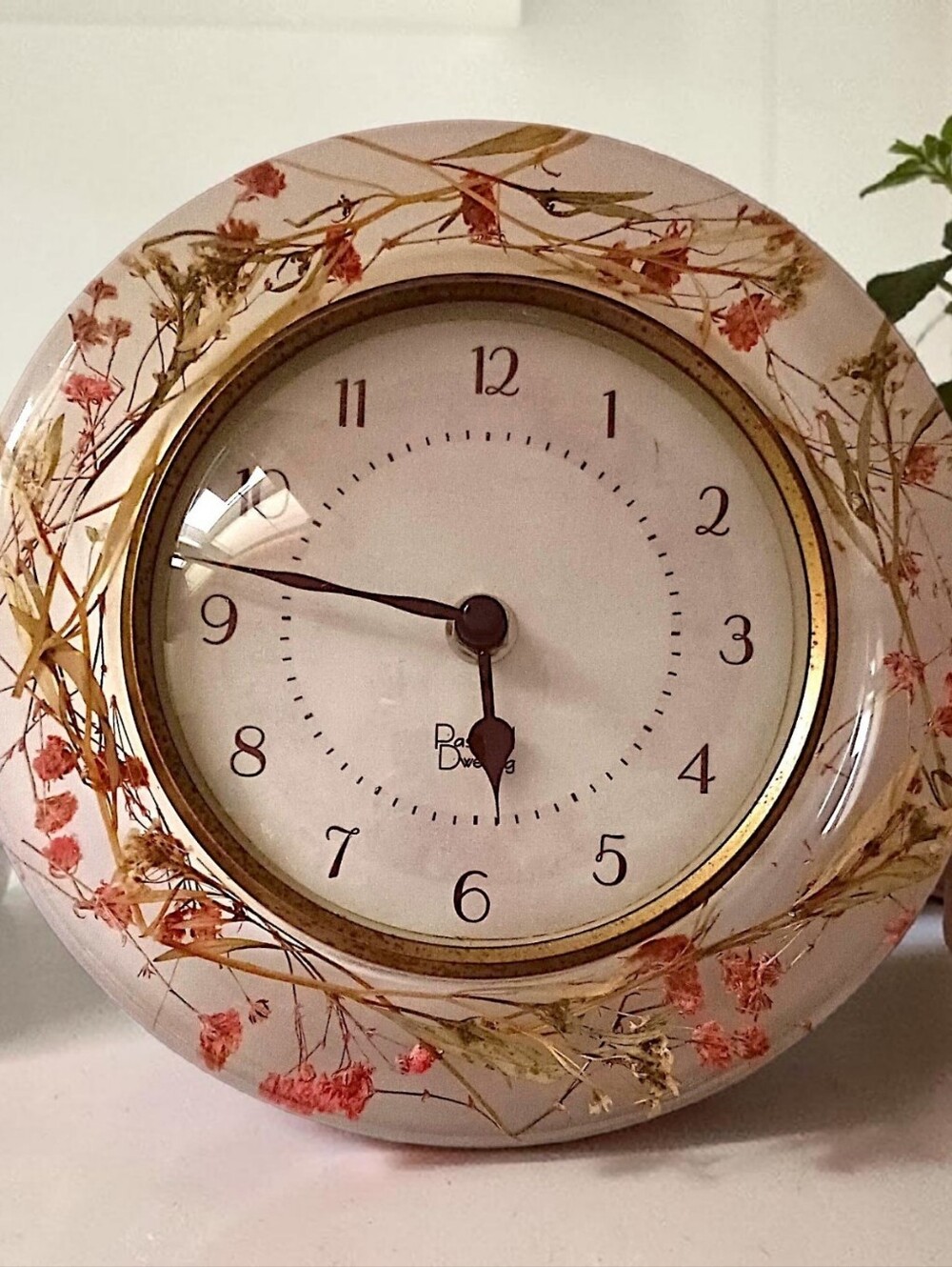 Vintage Lucite Clock Dried Pressed Flowers Farmhouse Battery Operated WORKS